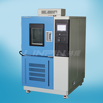 　　上海交變濕熱箱電子式濕度傳感器商品及環(huán)境濕度精確測量歸屬于95時代盛行的制造行業(yè), 近些年世界各國在濕度傳感器產(chǎn)品研發(fā)行業(yè)獲得了長足進(jìn)步。濕敏控制器正從簡易的濕敏元器件向柔性生產(chǎn)、智能化系統(tǒng)、多主要參數(shù)檢驗的方位快速發(fā)展趨勢，為開發(fā)新一代環(huán)境濕度測控系統(tǒng)造就了資源優(yōu)勢，也將環(huán)境濕度精確測量技術(shù)性提升到新的水準(zhǔn)。  　　現(xiàn)階段只有上海林頻儀器設(shè)備及少數(shù)幾家海外公司把握了用電子式濕度傳感器在上海交變濕熱箱的開發(fā)設(shè)計和運用。對比于傳的濕區(qū)球法測濕技術(shù)性，電子式濕度傳感器成本費較高，主要認(rèn)知環(huán)境濕度快，測濕更等優(yōu)勢。該技術(shù)性現(xiàn)階段在中國航天、北京林業(yè)大學(xué)、中國電力科學(xué)院等環(huán)境試驗箱如表獲得了非常好的運用，這一技術(shù)性也將變成將來上海交變濕熱箱的流行發(fā)展前景。  　　電子式濕度傳感器的優(yōu)勢取決于能捕獲相對濕度的微量分析的轉(zhuǎn)變, 反映靈巧, 落后時間在30五秒之內(nèi)年飄移小。因為電子式濕度傳感器能將相對濕度的轉(zhuǎn)變變換為電信號輸出, 逐步實現(xiàn)了電子數(shù)碼顯示信息。因為選用操縱與顯示信息的數(shù)據(jù)信號均來源于同樣, 防止了因取樣操縱和顯示信息分離出來而導(dǎo)致的積累偏差, 因而其取樣操縱顯示信息總偏差就是說電子式濕度傳感器自身的線形偏差, 且該線形偏差還可根據(jù)賠償電源電路開展調(diào)節(jié), 全面提高精密度。